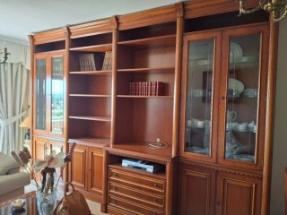 Mueble de salón de madera y cristal