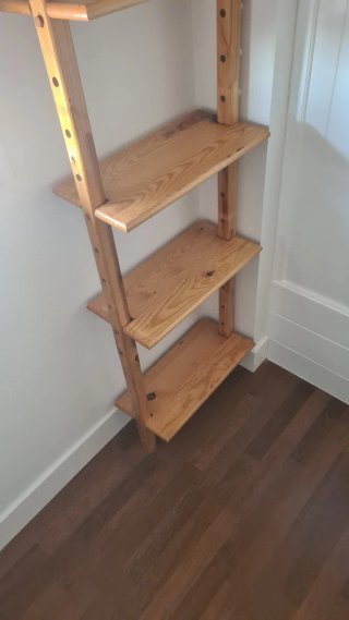 Estantería de madera marrón