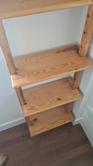 Estantería de madera marrón
