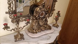 Jarrón de metal dorado con adornos