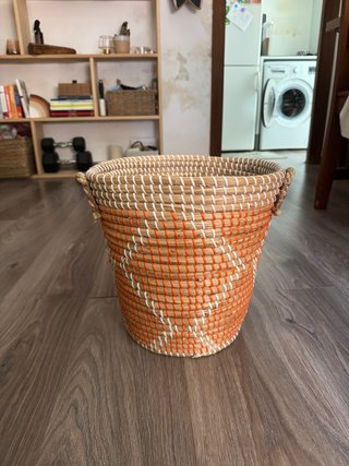 Cesta de mimbre beige y naranja