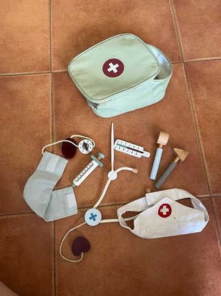 Maletín médico de juguete y madera