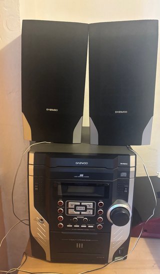 Equipo de música Daewoo con altavoces