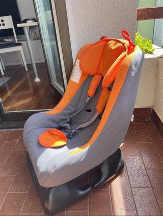 Silla de coche para niño naranja y gris