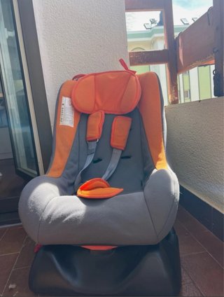 Silla de coche para niño naranja y gris