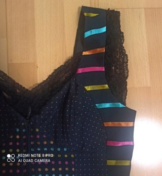 Top Negro con Lunares y Tiras Multicolor