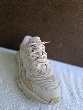 Zapatillas Adidas Ozweego Talla 41.5 Beige