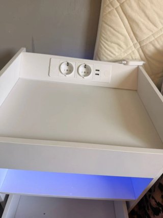 Mesita de noche blanca con luces LED