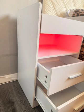 Mesita de noche blanca con luces LED