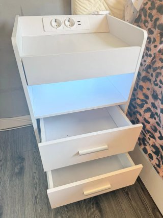Mesita de noche blanca con luces LED