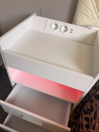 Mesita de noche blanca con luces LED