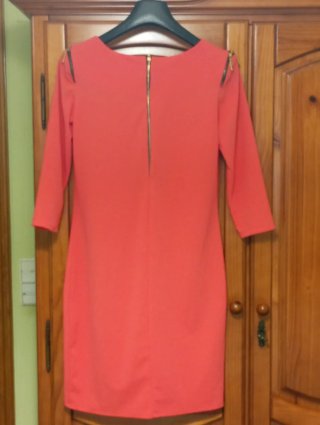 Vestido coral con cremalleras en hombros