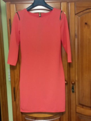 Vestido coral con cremalleras en hombros