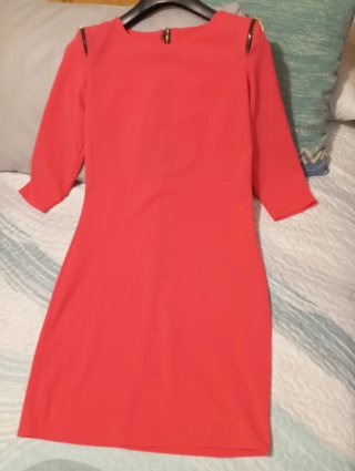 Vestido coral con cremalleras en hombros