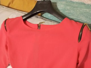 Vestido coral con cremalleras en hombros