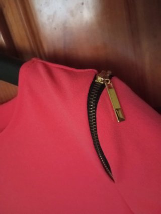 Vestido coral con cremalleras en hombros