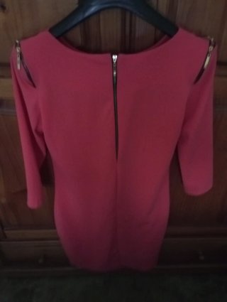 Vestido coral con cremalleras en hombros
