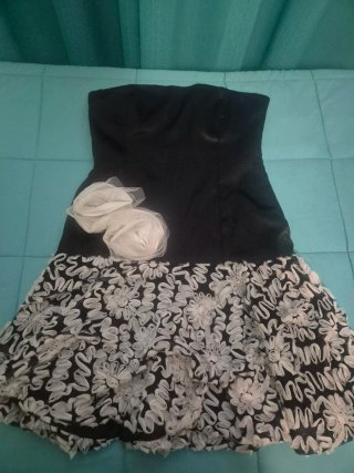 Vestido de fiesta negro con flores