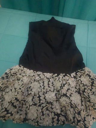 Vestido de fiesta negro con flores