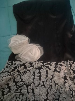 Vestido de fiesta negro con flores