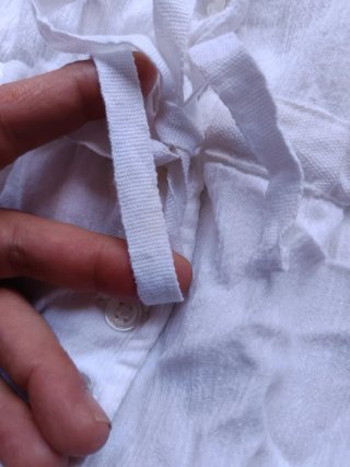 Top blanco de tirantes de la marca Desigual.