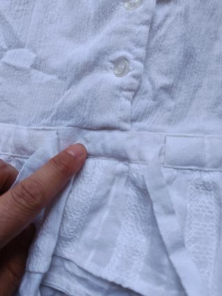 Top blanco de tirantes de la marca Desigual.