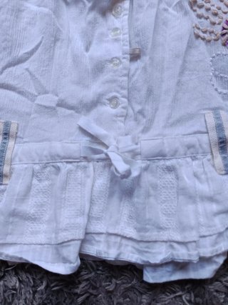 Top blanco de tirantes de la marca Desigual.