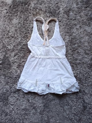 Top blanco de tirantes de la marca Desigual.