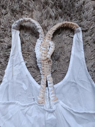 Top blanco de tirantes de la marca Desigual.