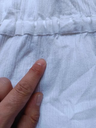 Top blanco de tirantes de la marca Desigual.