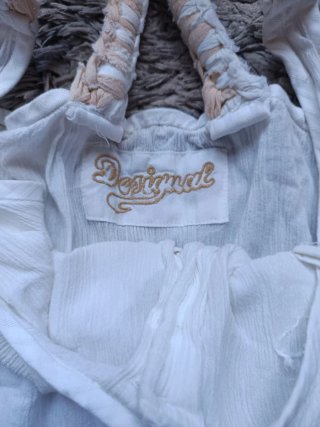 Top blanco de tirantes de la marca Desigual.