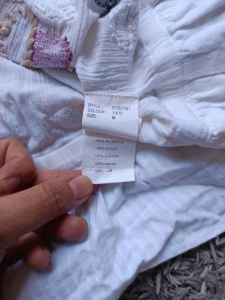 Top blanco de tirantes de la marca Desigual.