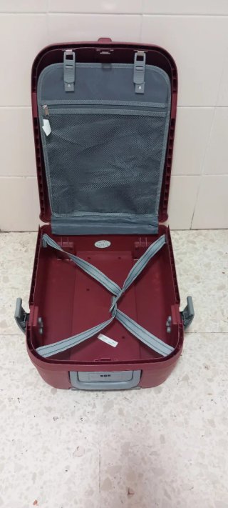 Maleta de cabina roja y gris