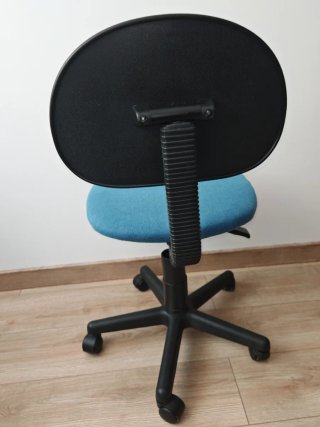 Silla ergonómica azul y negra