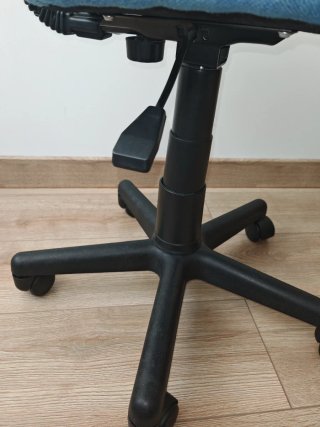 Silla ergonómica azul y negra