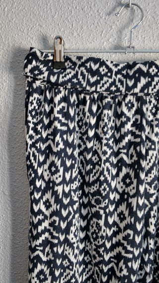 Pantalón estampado blanco y azul marino