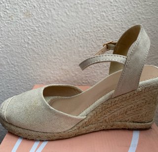 Sandalias cuña beige