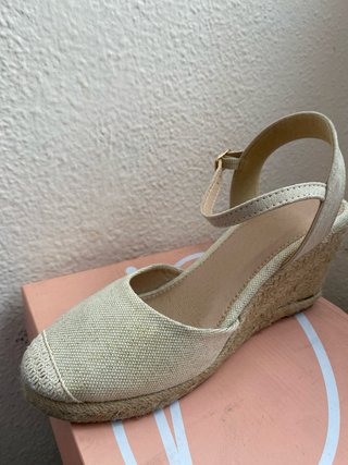 Sandalias cuña beige