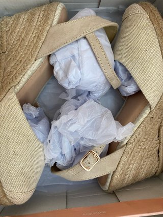 Sandalias cuña beige