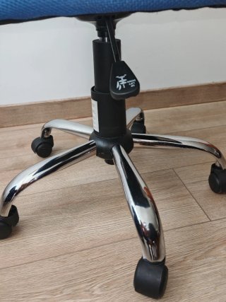 Silla ergonómica azul con base cromada