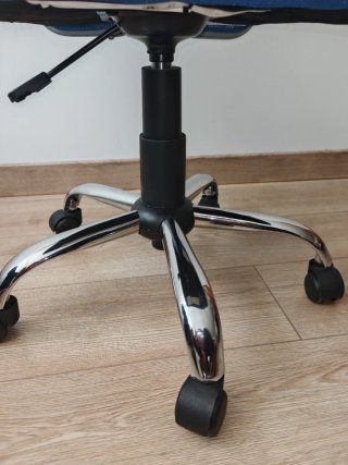 Silla ergonómica azul con base cromada