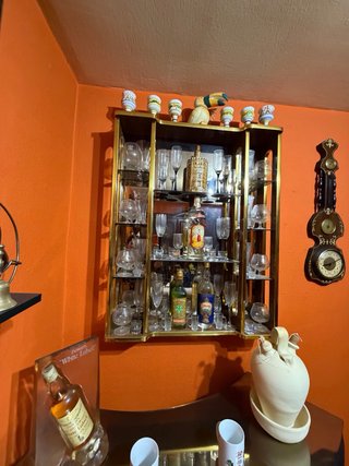 Barra de bar con taburetes