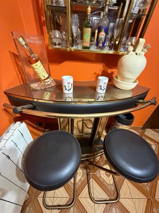 Barra de bar con taburetes