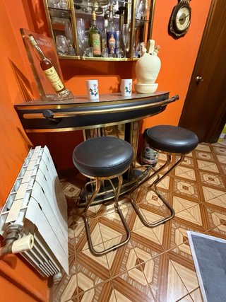 Barra de bar con taburetes