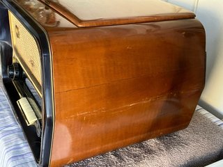 Radio giradischi Magnadyne con struttura in legno