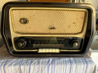 Radio giradischi Magnadyne con struttura in legno