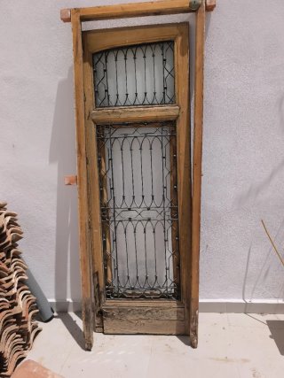 Puerta antigua madera con rejas