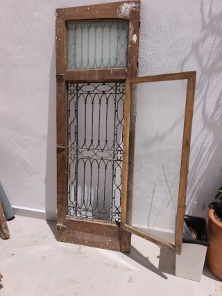Puerta antigua madera con rejas