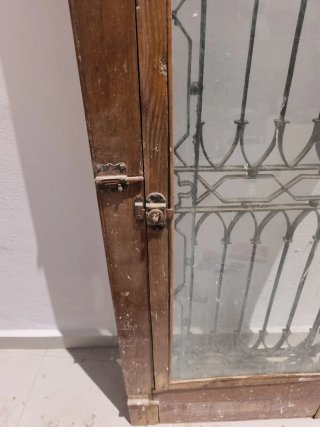 Puerta antigua madera con rejas