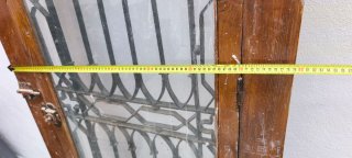 Puerta antigua madera con rejas